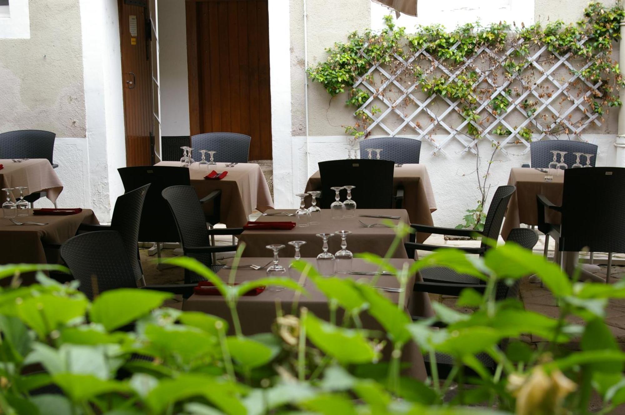 Logis Hotel Le Cheval Noir Argenton Sur Creuse Exterior photo